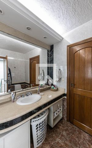 Casa à venda com 240m², 2 quartos e 2 vagas Casa à venda com 240m², 2 quartos e 2 vagasSuite