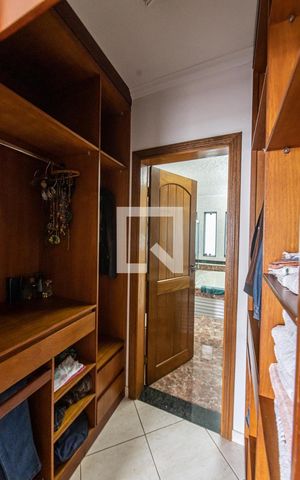 Casa à venda com 240m², 2 quartos e 2 vagas Casa à venda com 240m², 2 quartos e 2 vagasSuite