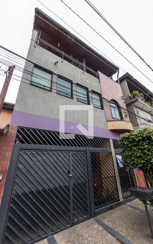 Casa à venda com 240m², 2 quartos e 2 vagas Casa à venda com 240m², 2 quartos e 2 vagasFachada