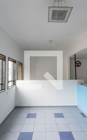 Casa à venda com 240m², 2 quartos e 2 vagas Casa à venda com 240m², 2 quartos e 2 vagasKitnet
