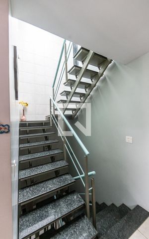 Casa à venda com 240m², 2 quartos e 2 vagas Casa à venda com 240m², 2 quartos e 2 vagasEscada