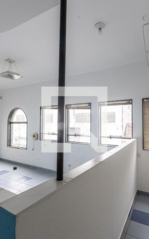 Casa à venda com 240m², 2 quartos e 2 vagas Casa à venda com 240m², 2 quartos e 2 vagasKitnet