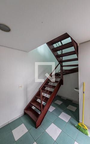 Casa à venda com 240m², 2 quartos e 2 vagas Casa à venda com 240m², 2 quartos e 2 vagasKitnet