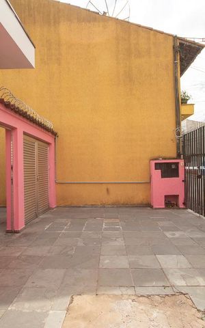 Casa à venda com 90m², 2 quartos e 6 vagas Casa à venda com 90m², 2 quartos e 6 vagasFachada