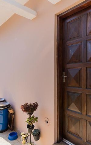 Casa à venda com 160m², 4 quartos e 6 vagas Casa à venda com 160m², 4 quartos e 6 vagasEntrada