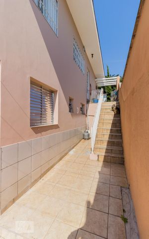 Casa à venda com 160m², 4 quartos e 6 vagas Casa à venda com 160m², 4 quartos e 6 vagasLateral