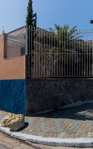 Casa à venda com 160m², 4 quartos e 6 vagas Casa à venda com 160m², 4 quartos e 6 vagasFachada