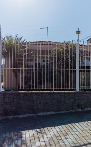 Casa à venda com 160m², 4 quartos e 6 vagas Casa à venda com 160m², 4 quartos e 6 vagasFachada