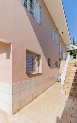 Casa à venda com 160m², 4 quartos e 6 vagas Casa à venda com 160m², 4 quartos e 6 vagasLateral