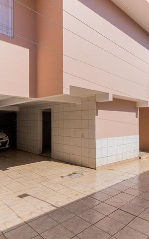 Casa à venda com 160m², 4 quartos e 6 vagas Casa à venda com 160m², 4 quartos e 6 vagasGaragem