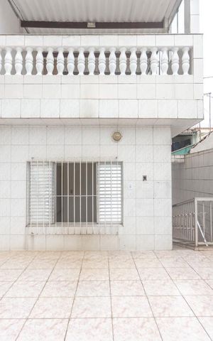 Casa à venda com 280m², 3 quartos e 2 vagas Casa à venda com 280m², 3 quartos e 2 vagasVaranda