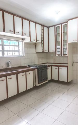 Casa à venda com 280m², 3 quartos e 2 vagas Casa à venda com 280m², 3 quartos e 2 vagasCozinha