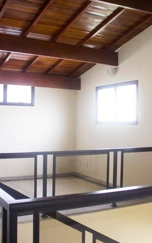 Casa à venda com 300m², 3 quartos e 8 vagas Casa à venda com 300m², 3 quartos e 8 vagasSótão