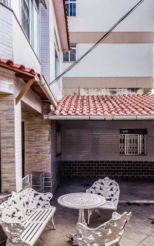 Casa à venda com 250m², 6 quartos e 2 vagas Casa à venda com 250m², 6 quartos e 2 vagasÁrea Externa