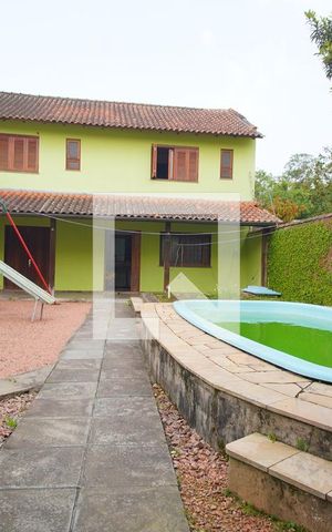 Casa à venda com 300m², 3 quartos e 4 vagasCasa nos Fundos e Piscina