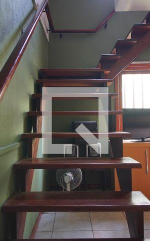 Casa à venda com 300m², 3 quartos e 4 vagasEscada - Acesso Quartos