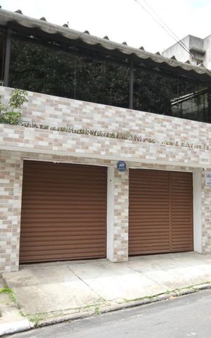 Casa à venda com 208m², 4 quartos e 2 vagasFachada