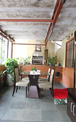 Casa à venda com 208m², 4 quartos e 2 vagasVaranda
