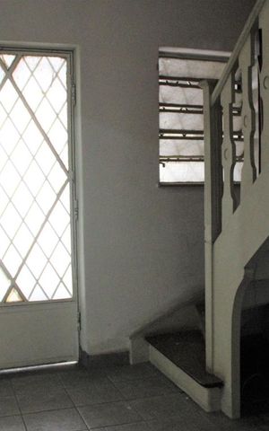 Casa à venda com 100m², 4 quartos e 1 vagaHall escada