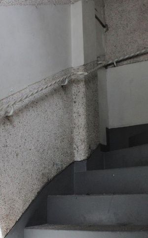 Casa à venda com 100m², 4 quartos e 1 vagaEscada - entrada