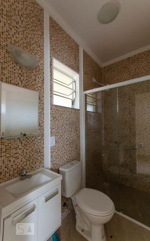 Casa à venda com 280m², 4 quartos e 6 vagas Casa à venda com 280m², 4 quartos e 6 vagasBanheiro Suíte