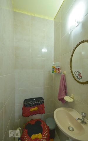 Casa à venda com 179m², 4 quartos e 2 vagas Casa à venda com 179m², 4 quartos e 2 vagasBanheiro de Serviço