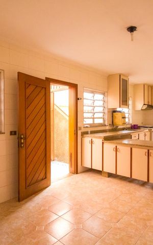 Casa à venda com 250m², 4 quartos e 4 vagas Casa à venda com 250m², 4 quartos e 4 vagasCozinha