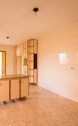 Casa à venda com 250m², 4 quartos e 4 vagas Casa à venda com 250m², 4 quartos e 4 vagasCozinha