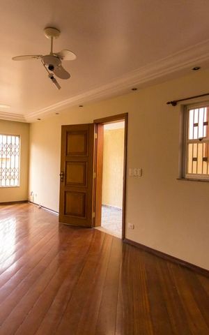 Casa à venda com 250m², 4 quartos e 4 vagas Casa à venda com 250m², 4 quartos e 4 vagasSala