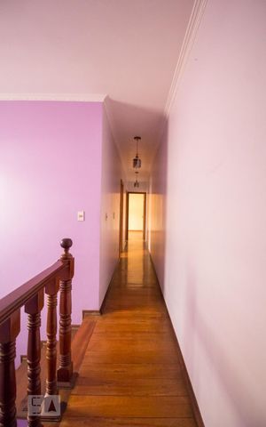 Casa à venda com 250m², 4 quartos e 4 vagas Casa à venda com 250m², 4 quartos e 4 vagasCorredor