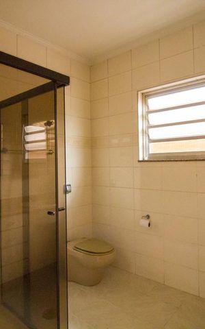 Casa à venda com 250m², 4 quartos e 4 vagas Casa à venda com 250m², 4 quartos e 4 vagasBanheiro