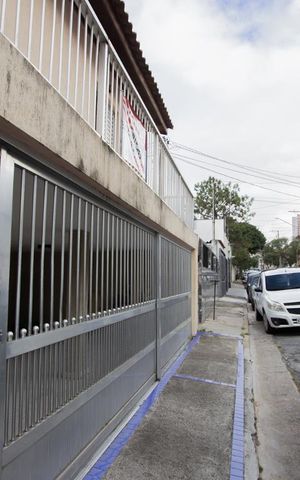 Casa à venda com 200m², 4 quartos e 2 vagas Casa à venda com 200m², 4 quartos e 2 vagasFachada
