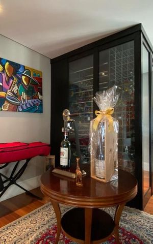 Apartamento à venda com 235m², 3 quartos e 4 vagas Apartamento à venda com 235m², 3 quartos e 4 vagasAdega