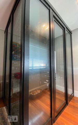 Apartamento à venda com 235m², 3 quartos e 4 vagas Apartamento à venda com 235m², 3 quartos e 4 vagasAdega