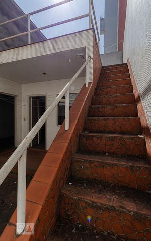 Casa à venda com 282m², 4 quartos e 3 vagas Casa à venda com 282m², 4 quartos e 3 vagasEscada