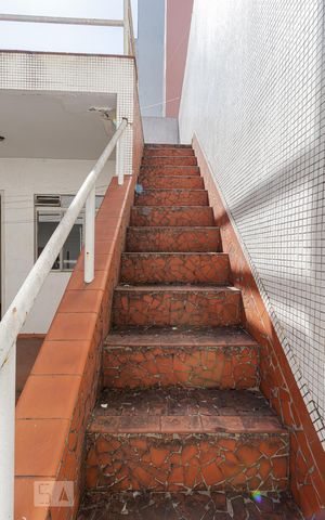 Casa à venda com 282m², 4 quartos e 3 vagas Casa à venda com 282m², 4 quartos e 3 vagasEscada
