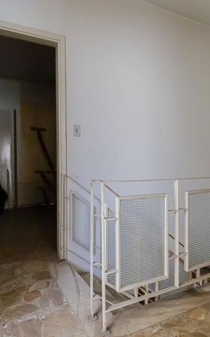 Casa à venda com 282m², 4 quartos e 3 vagas Casa à venda com 282m², 4 quartos e 3 vagasHall das Escada