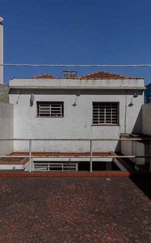 Casa à venda com 282m², 4 quartos e 3 vagas Casa à venda com 282m², 4 quartos e 3 vagasÁrea externa