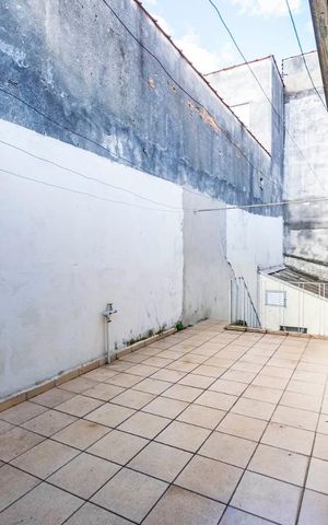 Casa à venda com 422m², 5 quartos e 3 vagasFundos