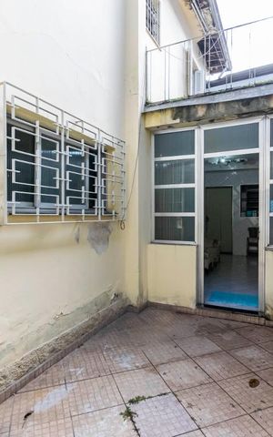 Casa à venda com 422m², 5 quartos e 3 vagasFundos