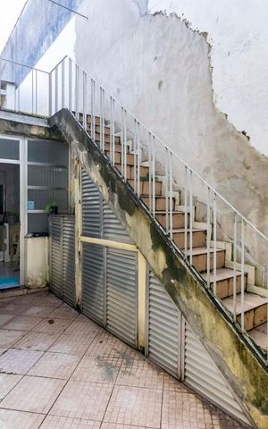 Casa à venda com 422m², 5 quartos e 3 vagasFundos