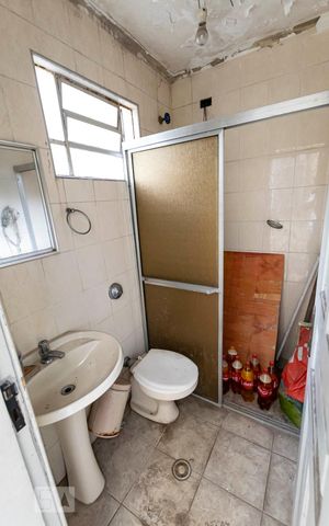 Casa à venda com 422m², 5 quartos e 3 vagasFundos - Banheiro de serviço