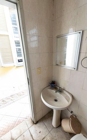 Casa à venda com 422m², 5 quartos e 3 vagasFundos - Banheiro de serviço