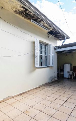 Casa à venda com 422m², 5 quartos e 3 vagasFundos