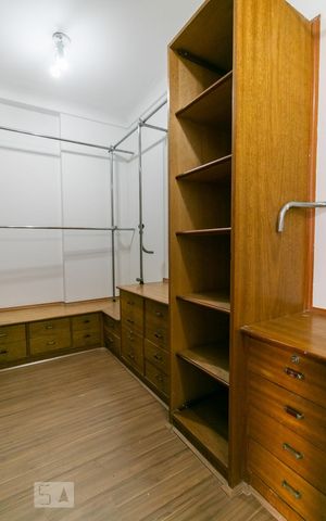 Apartamento à venda com 260m², 5 quartos e 4 vagasSuíte 2 - Closet