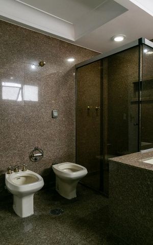 Apartamento à venda com 260m², 5 quartos e 4 vagasBanheiro da Suíte 2