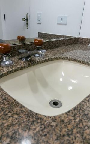 Apartamento à venda com 260m², 5 quartos e 4 vagasBanheiro da Suíte 1 - Pia