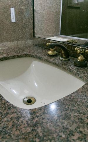 Apartamento à venda com 260m², 5 quartos e 4 vagasBanheiro da Suíte 2 - Pia