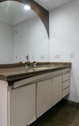 Apartamento à venda com 260m², 5 quartos e 4 vagasBanheiro da Suíte 1