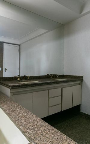 Apartamento à venda com 260m², 5 quartos e 4 vagasBanheiro da Suíte 2